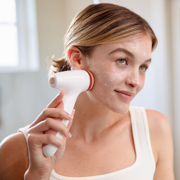 The LumiSpa for Women: A Glow-Giving Gift She’ll Fall in Love With